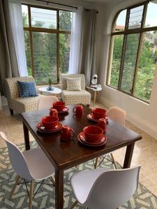 瓜達拉哈拉的住宿－波薩達聖塔菲酒店，一间带木桌和椅子的用餐室