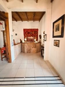 een lege hal met een open haard in een huis bij Posada Nocenta Pisetta in Chilecito