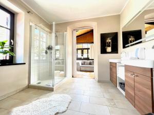 Łazienka w obiekcie STADTVILLA BELLE KITZ im Zentrum mit Sauna by Belle Stay