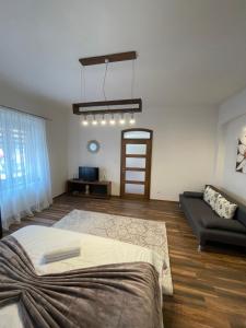 uma sala de estar com uma cama e um sofá em Juist em Sibiu
