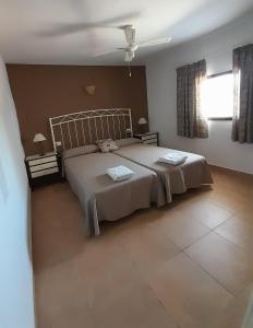 1 dormitorio con 1 cama con 2 toallas en Can Beia Rural House Ibiza, en Nuestra Señora de Jesús