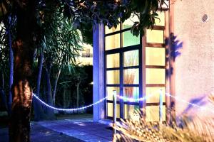 BuenRetiroPe - confortevoli bilocali con giardino في بيسكارا: سلسلة من الأضواء الزرقاء أمام المبنى