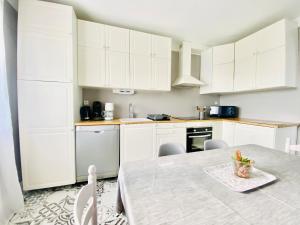 Η κουζίνα ή μικρή κουζίνα στο MAISON AXALY SAINT MARTIN D’ARDECHE 12 PERSONNES AVEC PISCINE