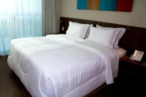 Cama ou camas em um quarto em BH Raja Hotel