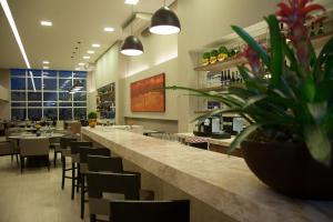 Um restaurante ou outro lugar para comer em BH Raja Hotel
