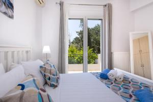 A bed or beds in a room at Casa Magnolia - Spacious Home in heart of Akrotiri
