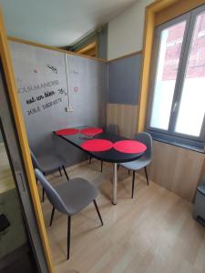 einen Tagungsraum mit einem Tisch und Stühlen in der Unterkunft Studio indépendant accès direct autonome. in Le Cateau