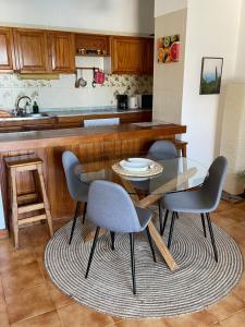 een keuken met een tafel en stoelen bij La Marina Suite in Acantilado de los Gigantes