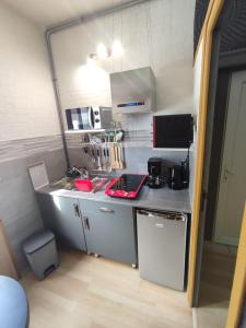 - une petite cuisine avec un comptoir dans une chambre dans l'établissement Studio indépendant accès direct autonome., à Le Cateau