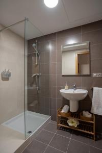 y baño con ducha, lavamanos y ducha. en Apartamento Bulevar 2 con parking gratuito, en Castellón de la Plana 24 fotos más