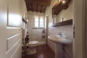 Koupelna v ubytování Borgo Le Colline Luxury Agriturismo in Tuscany + 37 fotografií