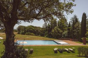 Bazén v ubytování Borgo Le Colline Luxury Agriturismo in Tuscany nebo v jeho okolí