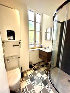 y baño con ducha, aseo y lavamanos. en Moulins: Superbe appartement centre ville, en Moulins