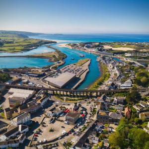 Luftaufnahme einer Stadt mit Hafen in der Unterkunft Loggans Lodge in Hayle