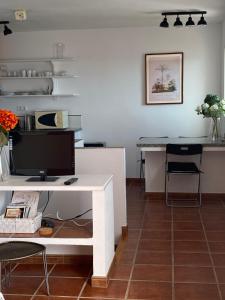 Cette chambre dispose d'un bureau blanc avec un ordinateur. dans l'établissement Villa Laguneta, à Gaucín