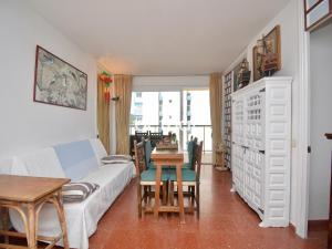 un soggiorno con un divano e un tavolo di PRESIDENT C-6 a Platja  d'Aro