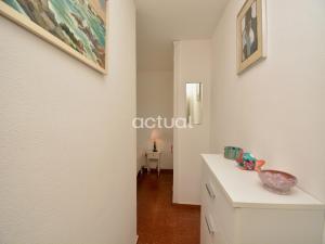 un bagno bianco con bancone e corridoio di PRESIDENT C-6 a Platja  d'Aro Altre 29 foto