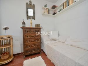 una camera da letto con un letto e una cassettiera in legno di PRESIDENT C-6 a Platja  d'Aro