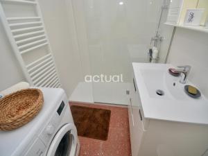un bagno con lavatrice e lavandino di PRESIDENT C-6 a Platja  d'Aro