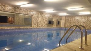 a large swimming pool with a large swimming pool at Muscat Horizon Hotel in Mawāliḩ