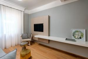 TV a/nebo společenská místnost v ubytování ΟΜΟΡΦΟ ΔΙΑΜΕΡΙΣΜΑ ΣΤΟ ΚΕΝΤΡΟ ΤΗΣ ΘΕΣΣΑΛΟΝΙΚΗΣ + 4 fotografie
