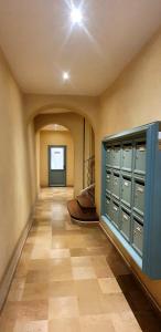 un corridoio vuoto con armadietti in una stanza di Chambre d'Hôtes sde, wc privé climatisé dans loft 80m2 Espace commun avec les habitants Salon et cuisine a Tolone