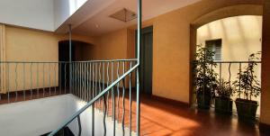 um corredor com uma escada num edifício em Chambre d'Hôtes sde, wc privé climatisé dans loft 80m2 Espace commun avec les habitants Salon et cuisine em Toulon