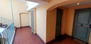 un couloir avec une porte bleue et un escalier dans l'établissement Chambre d'Hôtes sde, wc privé climatisé dans loft 80m2 Espace commun avec les habitants Salon et cuisine, à Toulon