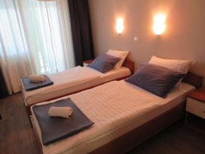 Llit o llits en una habitació de Guesthouse ob Sotočju Budič