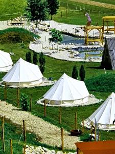 ラドヴリツァにあるWhite Tent Mountain View in camp Garden Parkのギャラリーの写真