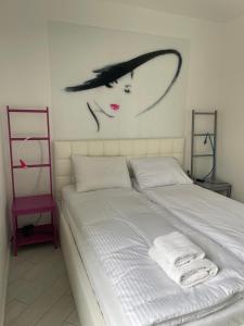 Ένα ή περισσότερα κρεβάτια σε δωμάτιο στο Lady - Victoria Residence by OneApartments
