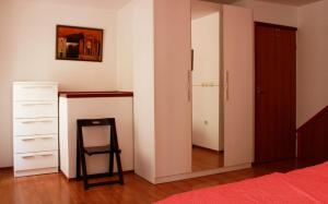 1 dormitorio con cama, escritorio y silla en Apartment Roby, en Vrsar