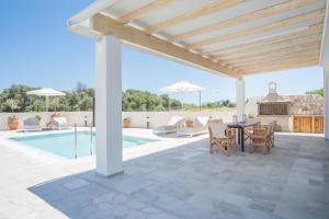 Басейн в Villa Despina або поблизу