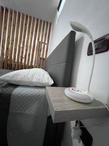 1 dormitorio con 1 cama y 1 lámpara en una mesa en Casanostra en San Vito Chietino