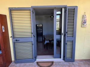 una puerta abierta a una habitación con una mesa en Casanostra en San Vito Chietino