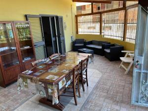 Habitación con mesa, sillas y sofá en Casanostra en San Vito Chietino