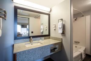 Bathroom sa Thriftlodge by Wyndham Regina North