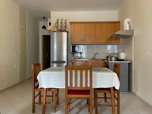 cocina con mesa y sillas en Casa Blanca II en Pyrgos Dirou