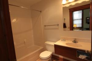 Koupelna v ubytování Town Hall Inn + 55 fotografií