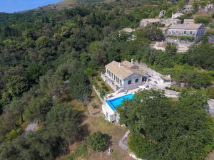 an aerial view of a house with a swimming pool at Thresher's House in Méngoulas