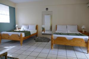 Un pat sau paturi într-o cameră la Bascombe Apartments