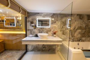 Ένα μπάνιο στο La Fleur Premium Central Apartment Hotel