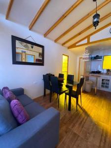 ein Wohnzimmer mit einem Sofa und einem Tisch mit Stühlen in der Unterkunft Cabaña Vientos del Puclaro in Vicuña