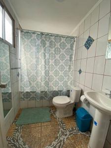 La salle de bains est pourvue de toilettes et d'un lavabo. dans l'établissement Cabaña Vientos del Puclaro, à Vicuña