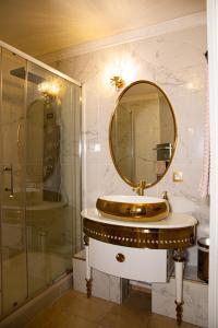 Phòng tắm tại Le Petit Versailles