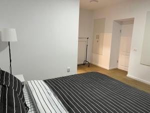 um quarto com uma cama com um cobertor preto e branco em Accommode em Sinaia