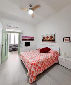 una camera con letto e ventilatore a soffitto di Nei pressi del mare a Termoli