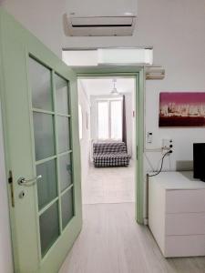 una porta aperta per una camera con divano di Nei pressi del mare a Termoli