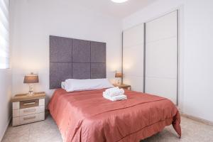 A bed or beds in a room at Apartamento Tugar D-1-3