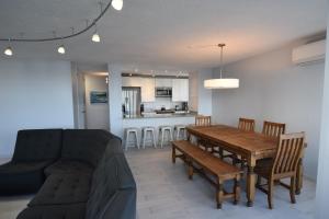 Kuchyň nebo kuchyňský kout v ubytování Beach Rental LUX Apt 3BR-2BTH+Sofabed+City & Ocean View